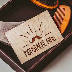 Großvater Vatertagsgeschenk, Großvater-Vatertag, Opa, hölzerne Karte, Schnurrbart-König,