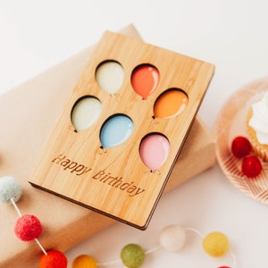 Carte de joyeux anniversaire, carte d'anniversaire de grand-mère, carte d'anniversaire en bois, carte d'anniversaire avec des ballons, carte d'anniversaire pour elle, carte en bois,
