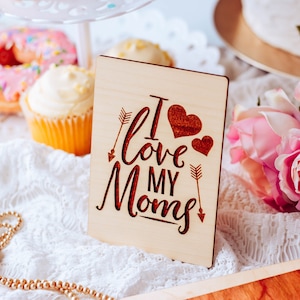 Ik hou van mijn moeders, Moederdagkaart voor twee moeders, lesbische moeders, gelukkige Moederdag, Moederdagkaart, gepersonaliseerde gegraveerde houten wenskaart