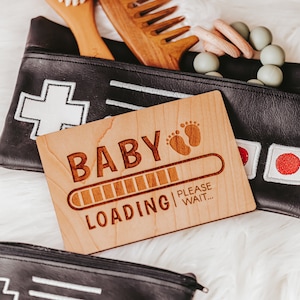 Caricamento del bambino, Festa della mamma della moglie incinta da Bump, Biglietto per la festa della mamma in attesa, Messaggio da Bump, Biglietto in legno inciso, Cartoline personalizzate,
