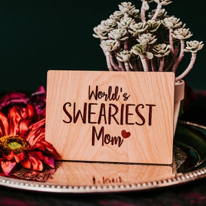Cartões engraçados do dia das mães do marido, cartão de madeira gravado. Presentes para mãe do filho, cartão personalizado para mãe, mãe mais juradora do mundo, mãe bomba F