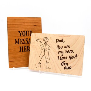 La tua nota scritta a mano incisa su legno, biglietto di legno personalizzato inciso a mano, regalo per la festa della mamma, dall'opera d'arte incisa del figlio della figlia