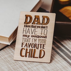 Tarjeta divertida del Día del Padre, regalo del Día del Padre de mi hijo, tarjeta de madera, soy tu hijo favorito.