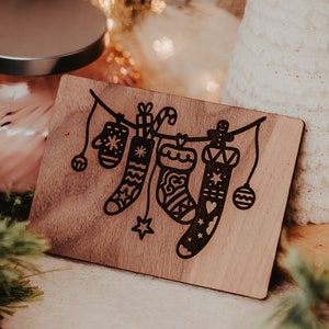 Hangende kousen houten kaart voor leraar, leuke kerstkaarten voor vrienden, lasergegraveerde houten aandenken kerstkaarten 2023 voor familie