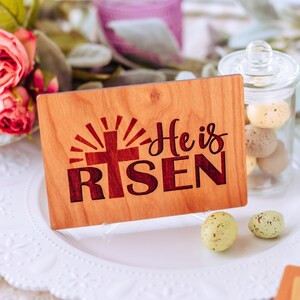 Hij is verrezen, christelijke paaskaarten, christelijke geschenken, paasmandvullers, paaskaart, gepersonaliseerde christelijke paascadeau houten kaart