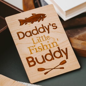 Papà pescatore, regalo per la festa del papà da parte del figlio, biglietto per la festa del papà, biglietto in legno, compagno di pesca,