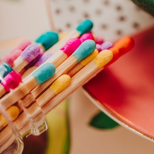 Fósforos de madera largos en un frasco, palos de fósforo de madera de colores, botella con corcho de fósforos de madera largos y sueltos, puntas de colores de fósforos decorativos,