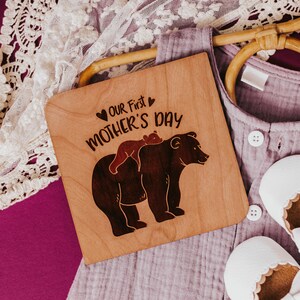 Nuestra primera tarjeta del Día de las Madres, 1er regalo del Día de las Madres, Tarjeta de felicitación de madera grabada con láser, Día de las Madres personalizado para la nueva mamá, Mamá Oso,