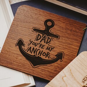 Regalo per la festa del papà da parte della figlia, biglietto per la festa del papà, regali personalizzati per papà, biglietto in legno, sei la mia ancora,