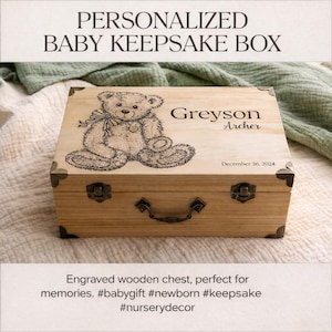 Puede incluir: Caja de recuerdos para bebés de madera con una ilustración de oso de peluche y el nombre "Greyson Archer" grabado en la tapa. La caja tiene herrajes metálicos y la fecha "26 de diciembre de 2024" también está grabada.