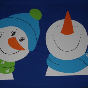 Könnte beinhalten: Zwei weiße Schneemänner mit blauen Schals und lächelnden Gesichtern. Ein Schneemann trägt einen blauen Hut mit einem grünen Bommel. Die Schneemänner befinden sich auf einem blauen Hintergrund.