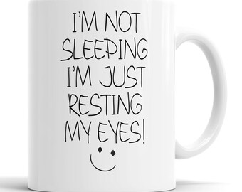 ¡No estoy durmiendo, solo estoy descansando mis ojos! Taza