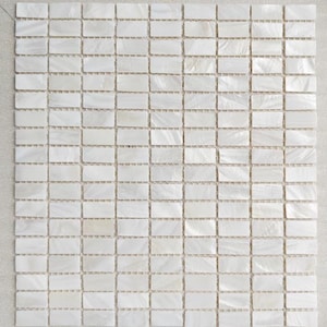 Puede incluir: Hoja de mosaico de nácar blanco. Las baldosas son rectangulares y están dispuestas en una cuadrícula.