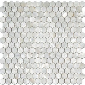 Puede incluir: Azulejo de mosaico hexagonal blanco con acabado nacarado. Las baldosas están dispuestas en un patrón de cuadrícula, creando una superficie visualmente atractiva. El mosaico es adecuado para diversas aplicaciones de diseño, como salpicaderos o paredes de baño.