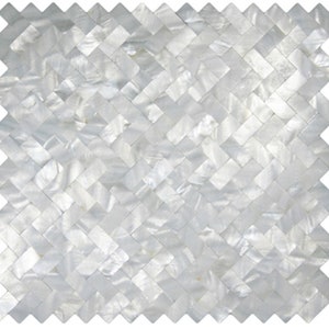 Könnte beinhalten: Weiße Perlmutt-Fliesenmosaik in Fischgrätenmuster. Jede Fliese ist eine kleine, unregelmäßige Diamantform.