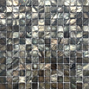 Könnte beinhalten: Eine Fliese aus schwarzen und irisierenden Perlmutt-Mosaikfliesen. Jede Fliese ist quadratisch und misst etwa 2,5 cm x 2,5 cm.