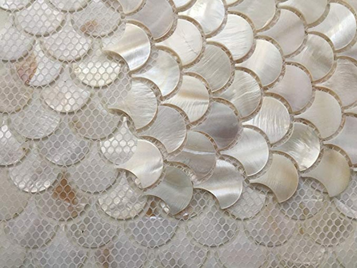 white fish scale tile backsplash