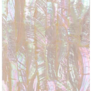 Puede incluir: Primer plano de una superficie cubierta de baldosas rectangulares iridiscentes. Las baldosas tienen un brillo nacarado con tonos de blanco, rosa y amarillo. El efecto general es un fondo brillante y texturizado.