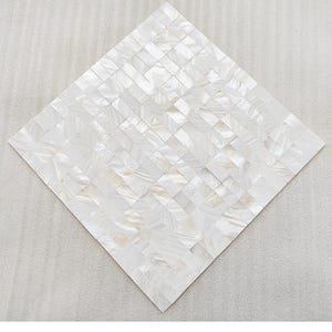 Op de afbeelding: Een ruitvormige mozaïektegel bestaande uit kleine, rechthoekige, iriserende witte tegels. De tegels zijn in een geweven patroon gerangschikt, waardoor een textuur ontstaat. Het totale effect is een glanzende, parelmoerachtige afwerking, geschikt voor decoratieve toepassingen.