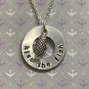 Collier de théâtre musical Come from away - embrasse le poisson