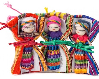 1 muñeca quitapenas + 1 bolsa de tela + su historia. Muñeca de aprox. 5 cm.