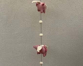 1 Filz WINDSPIEL „fliegende Schweinchen“ Engelschwein Mobilee Girlande Filzkugeln & Glöckchen geflügelte Schweine ~135cm