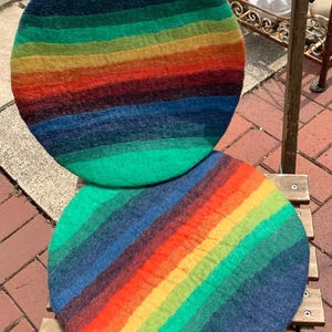 1 Filz Sitzkissen STUHLAUFLAGE gefilzt Stuhlkissen rund ca36cm Regenbogen gestreift