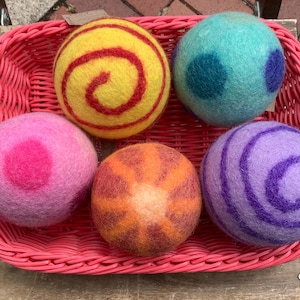 1 felt ball FELT BALL approx. 10-12 cm diameter 100% virgin sheep's wool