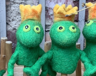 1 felt finger puppet FROG KING felted hand puppet frog king