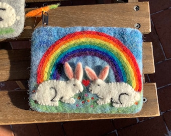 1 Filzetui WEISSE HASEN Regenbogen Filztasche kleinkram Filzgeldbeutel ~16x11,5cm Filzhase