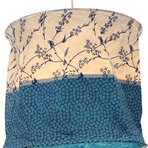 Lampada a sospensione con paralume in carta Lokta "fiori blu" H25xL28xP28cm paralume in carta