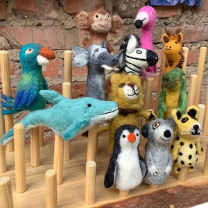 Viltvingerpop giraffe leeuw krokodil zebra luipaard olifant stokstaartje aap Punch en Judy pop