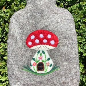 Linda garrafa de água quente de feltro casa anã FLY MUSHROOM fly agaric house incluindo garrafa de água quente de feltro de 2l
