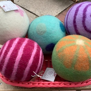 1 larger felt ball FELT BALL approx. 14-15 cm diameter 100% virgin sheep's wool