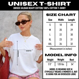 Pode incluir: Uma t-shirt branca de manga curta com uma sobreposi&ccedil;&atilde;o gr&aacute;fica mostrando setas de comprimento e largura. A imagem inclui uma tabela de tamanhos com medidas em polegadas e informa&ccedil;&otilde;es do modelo indicando 5'3", 120 lbs e 34 polegadas.