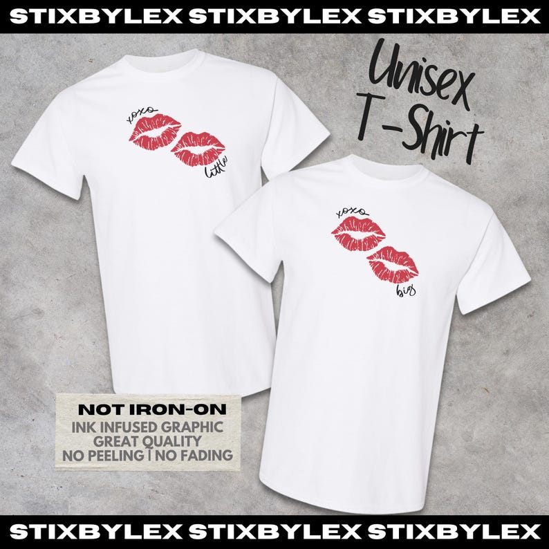Pode incluir: Duas camisetas brancas de manga curta com estampas de l&aacute;bios vermelhos e texto cursivo preto. Uma camiseta exibe as palavras xoxo little, enquanto a outra exibe xoxo big. O texto STIXBYLEX e Unisex T-Shirt s&atilde;o vis&iacute;veis, junto com uma nota sobre gr&aacute;ficos com tinta.