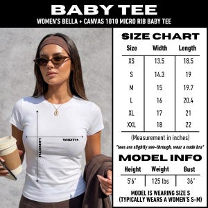 Pode incluir: Uma t-shirt branca de manga curta em micro-rib com decote redondo. A imagem inclui uma tabela de tamanhos com medidas em polegadas para os tamanhos XS a XXL, e informa&ccedil;&otilde;es do modelo com 5'6" de altura, 125 lbs de peso e 36" de busto.