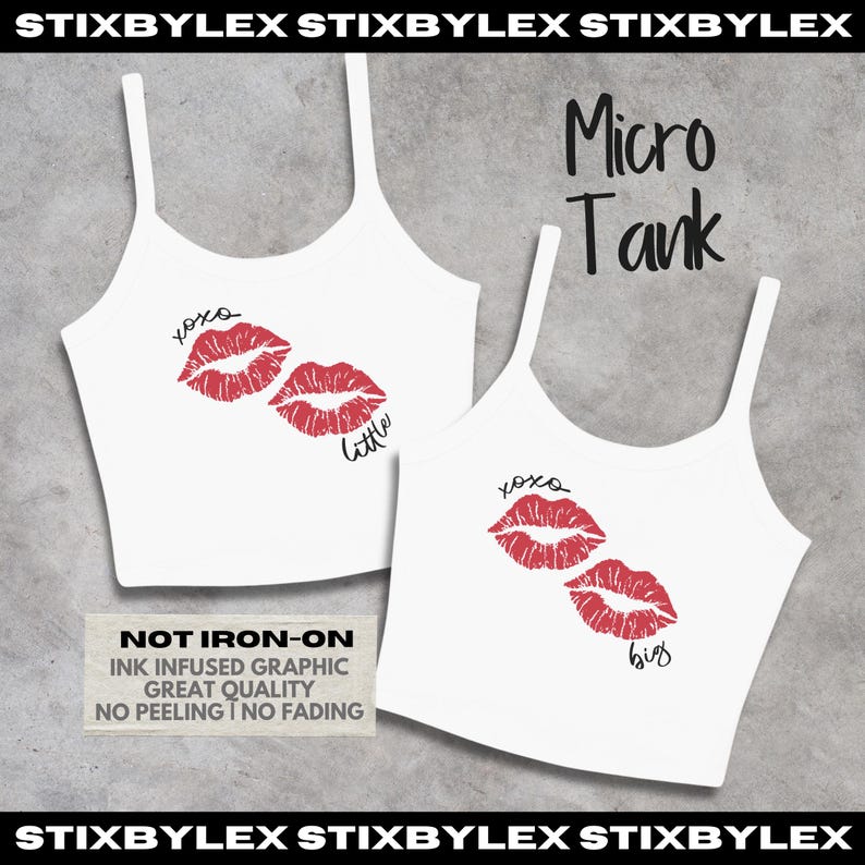 Pode incluir: Duas regatas brancas tipo micro tank com estampa de l&aacute;bios vermelhos. Uma regata tem o texto xoxo little e a outra tem o texto xoxo big. O texto Micro Tank &eacute; vis&iacute;vel no canto superior direito, e uma etiqueta indica NOT IRON-ON.