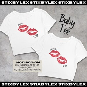 Pode incluir: Duas camisetas curtas brancas de manga curta com um gr&aacute;fico de l&aacute;bios vermelhos. Uma camiseta tem o texto xoxo little e a outra xoxo big. A imagem inclui o texto NOT IRON-ON INK INFUSED GRAPHIC GREAT QUALITY NO PEELING NO FADING.