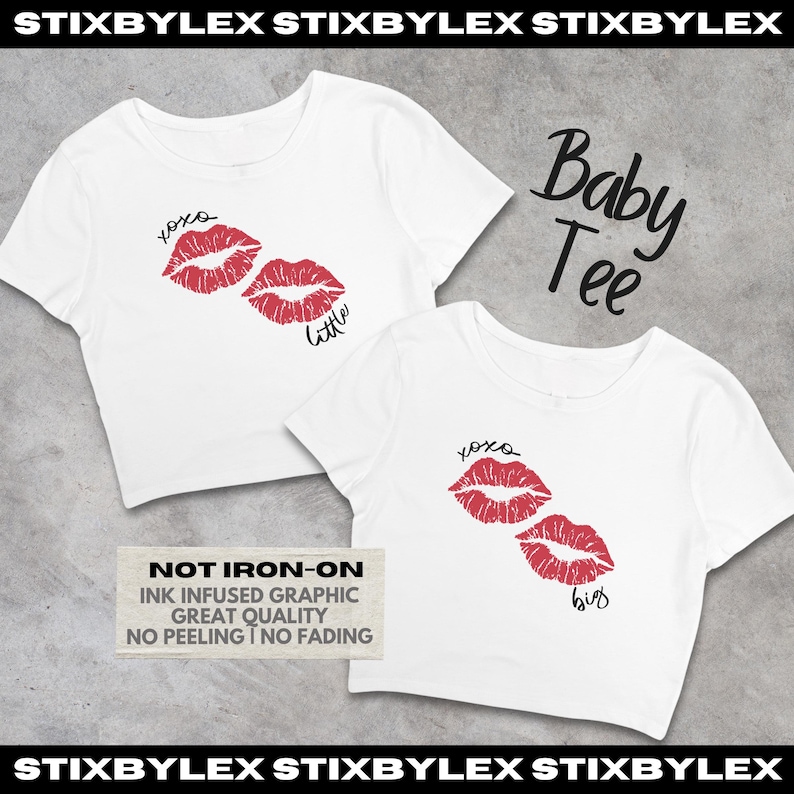 Pode incluir: Duas camisetas curtas brancas de manga curta com um gr&aacute;fico de l&aacute;bios vermelhos. Uma camiseta tem o texto xoxo little e a outra xoxo big. A imagem inclui o texto NOT IRON-ON INK INFUSED GRAPHIC GREAT QUALITY NO PEELING NO FADING.