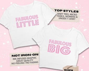 Könnte beinhalten: Zwei weiße Crop-Tops mit den Wörtern "FABULOUS LITTLE" und "FABULOUS BIG" in rosa, punktgefüllten Buchstaben. Das Bild enthält den Text "MY LITTLE IS FABULOUS", "TOP STYLES" und "NOT IRON-ON".