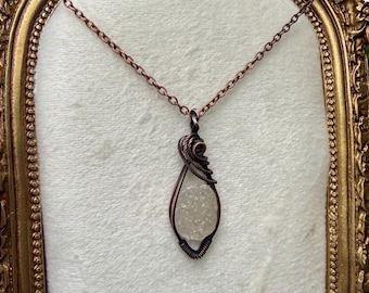 Druzy Quartz Crystal Halsband - Trådlindat hänge - Koppar Boho Smycken