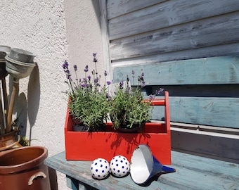 Caja de madera antigua, herramienta de jardín, equipo de jardinería