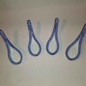 Könnte beinhalten: Satz von fünf blauen und weißen Porzellan-Suppenlöffeln. Die Löffel haben ein traditionelles chinesisches Design mit weißem Innenraum und blauem Rand.