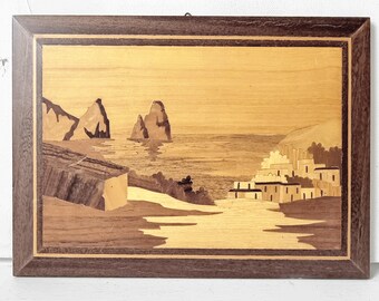 Vintage Intarsien Holzbild Dorf am Wasser Felsen Klippen Häuser Meer Horizont, verschiedene Holzarten, Bild Holz Boho Bilderwand Mid-Century