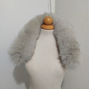 Cappuccio con bordo in pelliccia di volpe grigia beige