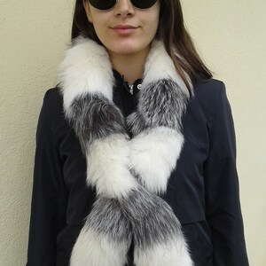 Sciarpa in pelliccia di volpe: design pull-through, colore bianco argento