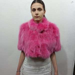 Capa de piel de zorro fucsia: prenda de noche suave y sedosa