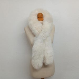 Écharpe en fourrure de renard blanc crème : design à enfiler, doux et duveteux
