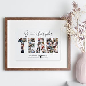 Könnte beinhalten: Ein gerahmter Druck mit dem Wort "TEAM", das aus mehreren Fotos besteht. Der Druck hat einen braunen Holzrahmen und wird an einer weißen Wand angezeigt. Rechts befindet sich eine rosa Vase mit Trockenblumen.